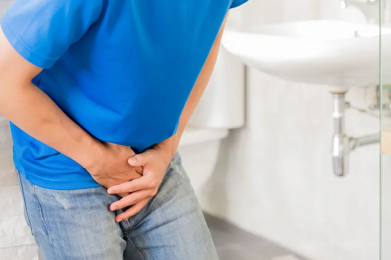 Thăm khám chuyên khoa giúp xác định chính xác nguyên nhân và phác đồ điều trị nước tiểu mùi hôi 
