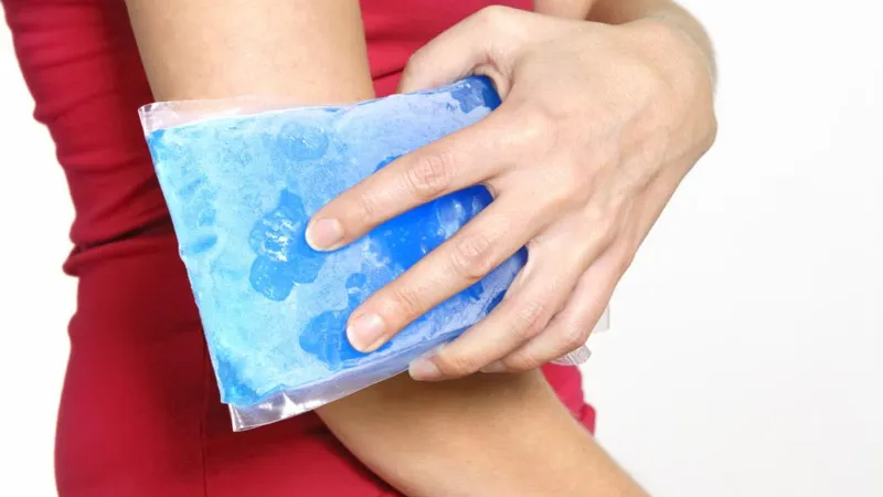 Vùng da bị ong đốt có thể sưng, đỏ và gây cảm giác đau rát trong những giờ đầu sau khi bị đốt.