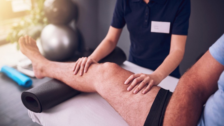 Hình ảnh minh họa các bài tập và biện pháp giúp tăng cường cơ quanh khớp gối và phòng ngừa trật xương bánh chè
