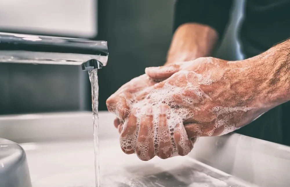 Duy trì nguyên tắc vô khuẩn và giám sát chặt chẽ hệ thống ống dẫn lưu sau mổ là chìa khóa phòng tránh viêm màng não hoại tử
