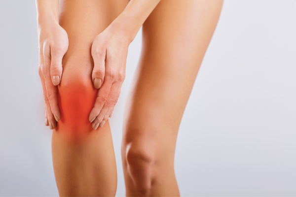 Đau nhức khớp gối là một trong các triệu chứng của viêm bao hoạt dịch khớp gối