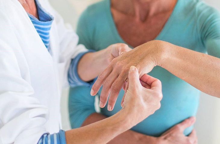 Tập vật lý trị liệu là một trong những phương pháp điều trị viêm đa khớp dạng thấp