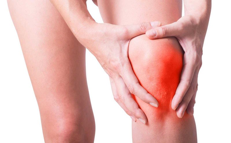 Cơn đau âm ỉ cũng có thể là triệu chứng của viêm gân bánh chè