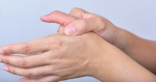 Viêm bao gân gấp ngón tay gây khó khăn cho việc gấp hay duỗi ngón tay