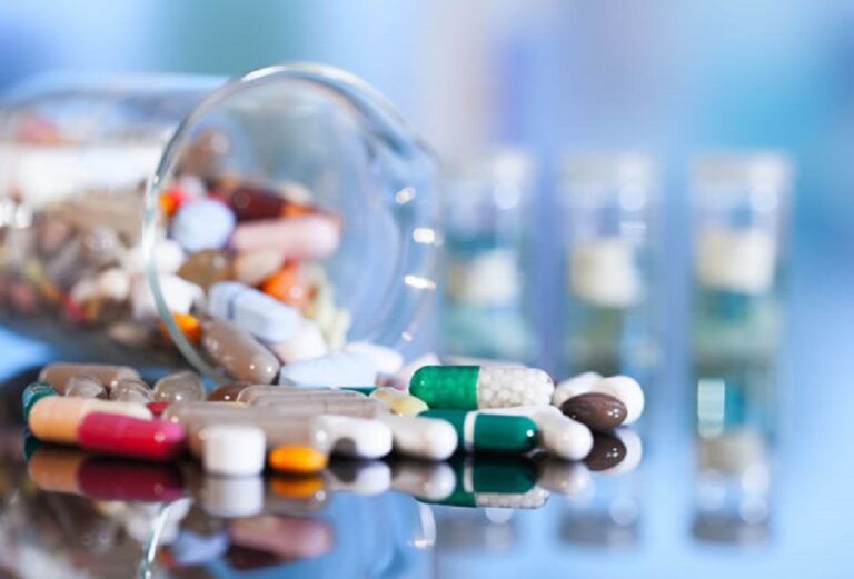 Điều trị các triệu chứng bằng thuốc giảm viêm, giảm đau, hạ sốt