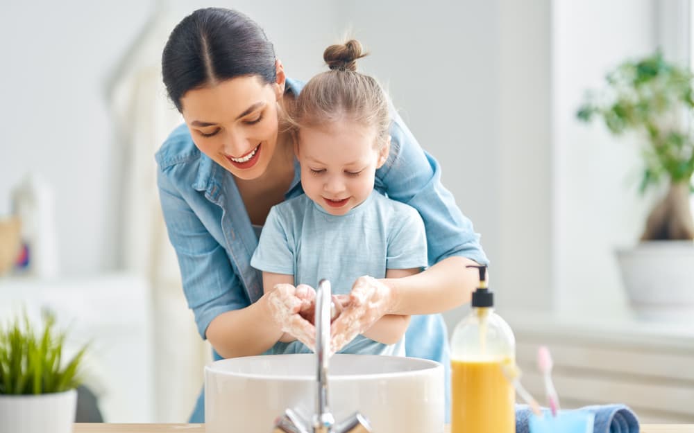 Hướng dẫn trẻ rửa tay thường xuyên khi tiếp xúc vật/nơi công cộng để ngừa bệnh viêm họng do liên cầu