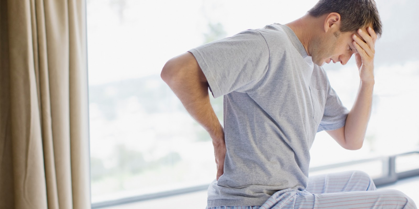 Vùng khớp cùng chậu đau, đỏ là triệu chứng của viêm khớp cùng chậu
