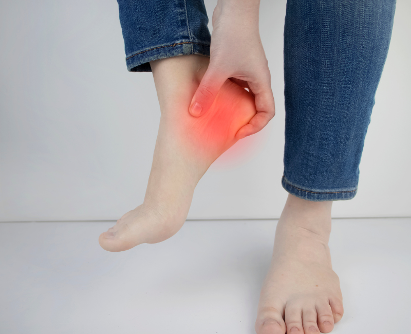 Đau ở vùng mắt cá chân là triệu chứng của viêm khớp mắt cá chân