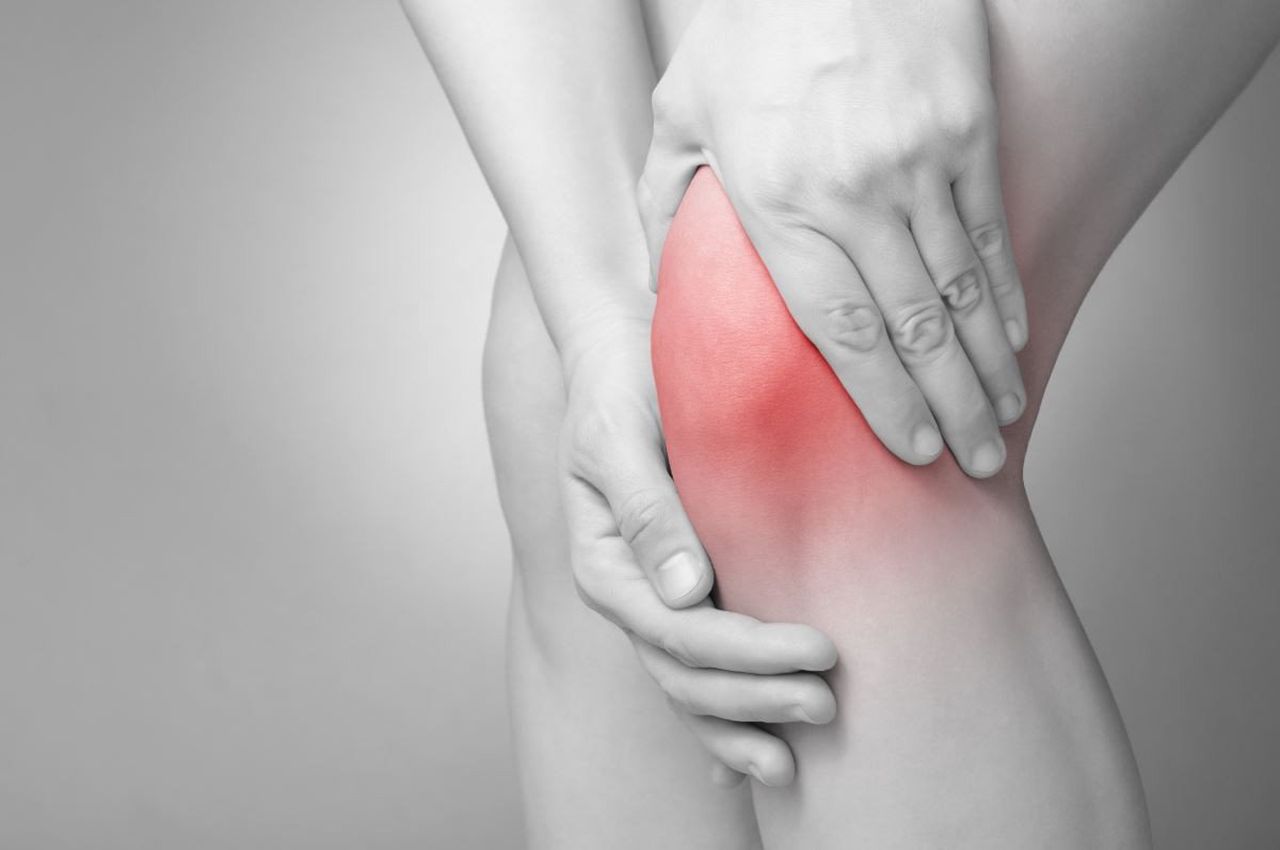 Khu vực khớp viêm sưng rõ rệt, da ngoài đỏ và căng, sờ vào nóng và đau