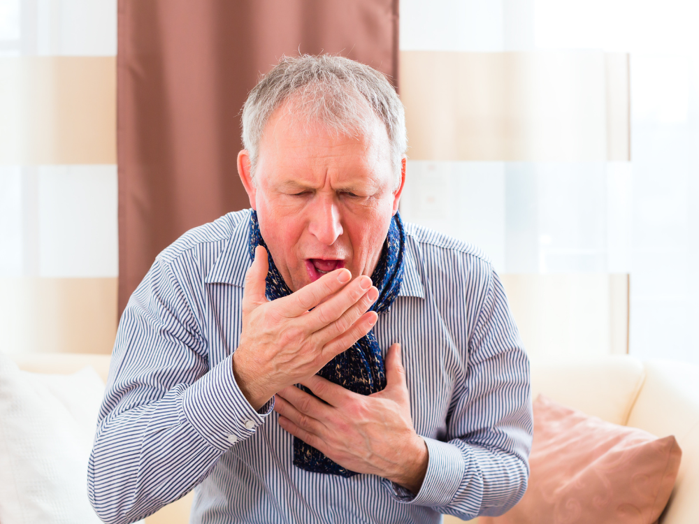 Đau tức ngực, khó thở và ho là các triệu chứng phổ biến ở bệnh nhân viêm phổi
