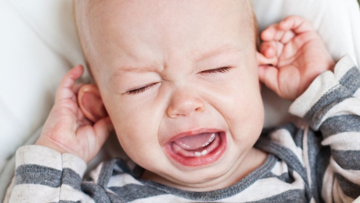 Trẻ em biểu hiện tình trạng đau tai bằng cách quấy khóc dụi tai, giật vành tai