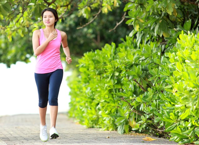 Đi bộ hoặc luyện tập thể dục có thể khiến bệnh nhân bị tình trạng PBC cảm thấy dễ chịu hơn