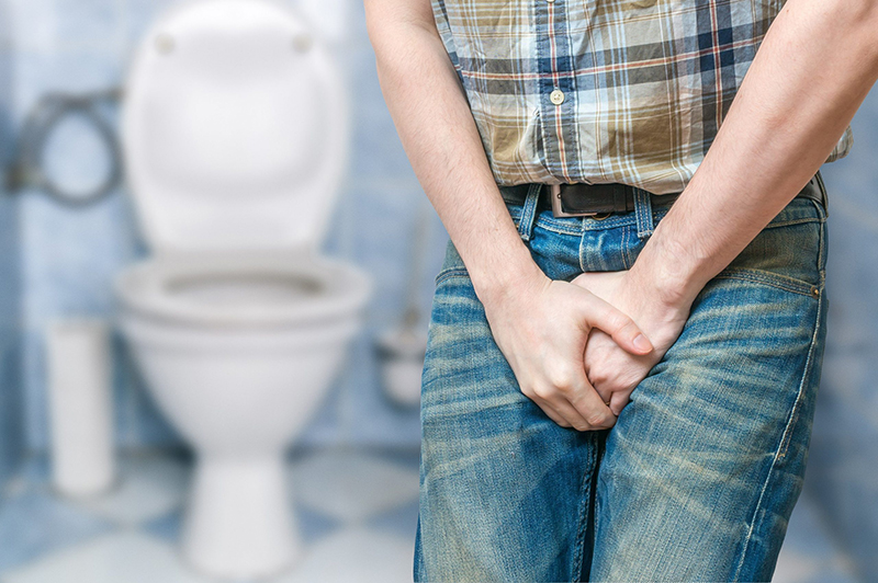 Tiểu đau, tiểu buốt là một trong các triệu chứng của bệnh viêm túi tinh