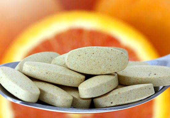 Lượng vitamin C khuyến nghị hàng ngày thay đổi theo độ tuổi, giới tính, và tình trạng sức khỏe.