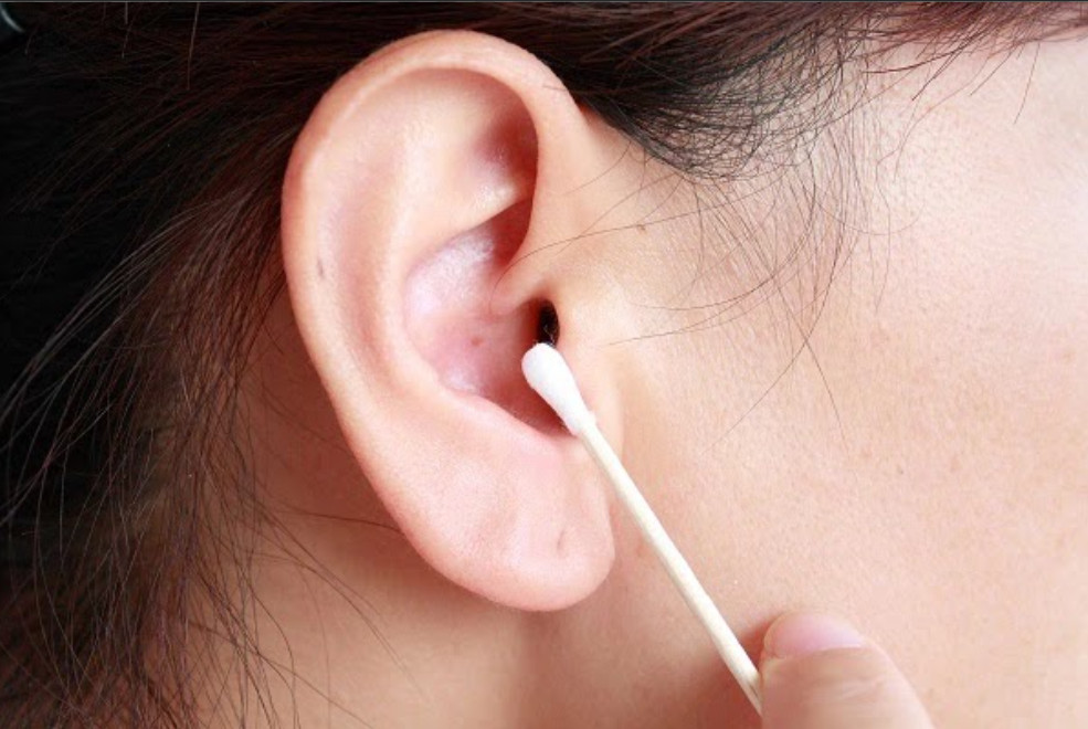 Vệ sinh tai thường xuyên