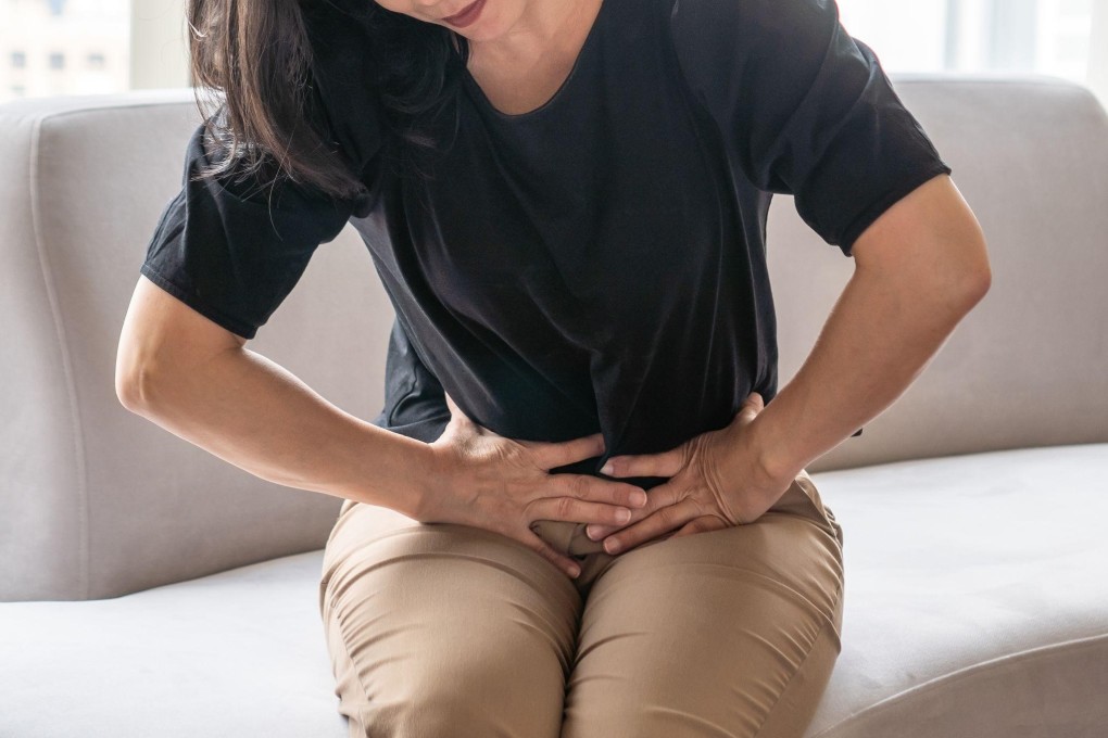 Đau nhói hạ sườn phải là một trong các triệu chứng của vỡ túi mật