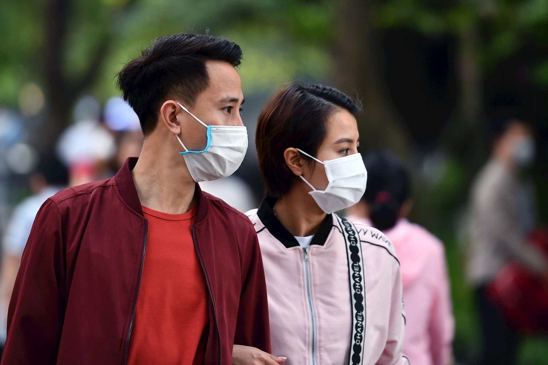 Đeo khẩu trang ở nơi đông người
