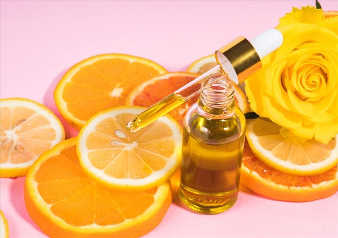 Serum chứa Vitamin C giúp làm sáng da và mờ thâm hiệu quả.