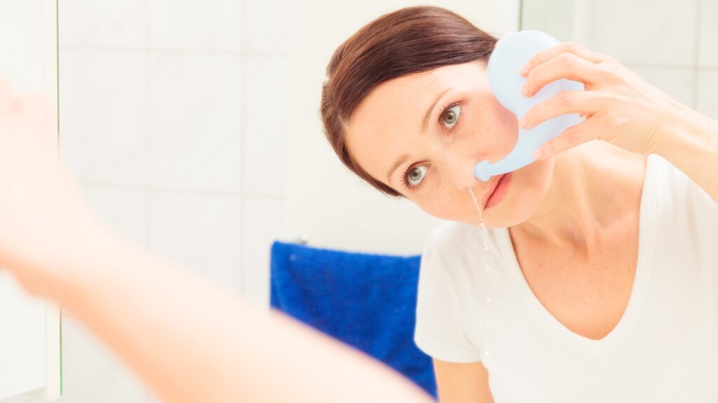 Rửa mũi bằng nước muối và công cụ chuyên dụng