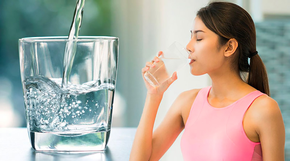 Hãy chú ý uống đủ nước lọc, nước trà hoặc bổ sung chất lỏng từ các loại rau củ, trái cây để niêm mạc mũi luôn có đủ độ ẩm tự nhiên