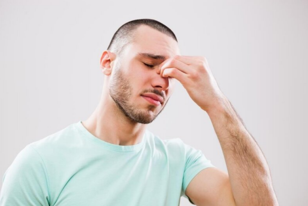 Viêm xoang trán có thể gây đau nhức các vùng trên mặt đặc biệt là khu vực gần hốc mắt