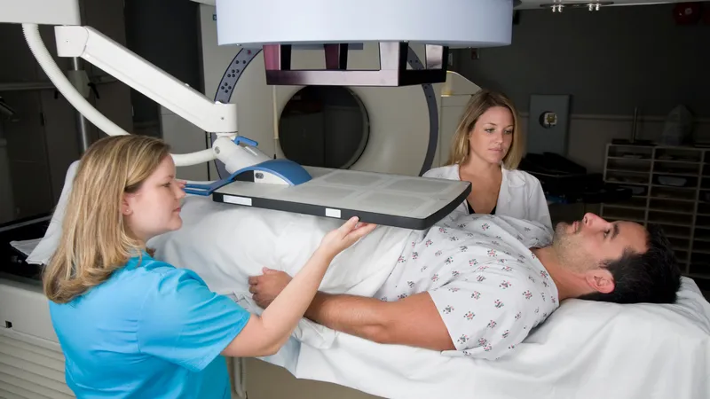 Phẫu thuật kết hợp hóa xạ trị là phác đồ chuẩn cho ung thư trực tràng giai đoạn 3