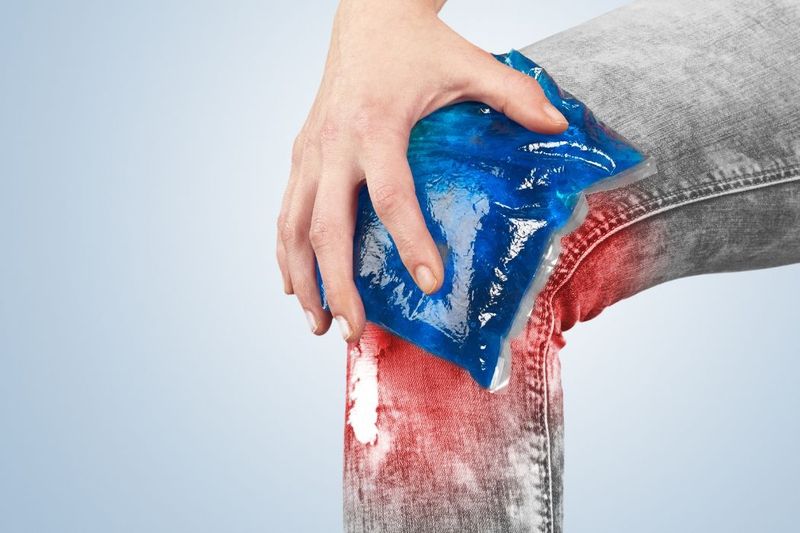 Các bệnh lý viêm như viêm khớp có thể gây sưng và đau khớp gối Các bệnh lý viêm là nguyên nhân phổ biến gây sưng đầu gối, đặc biệt ở người lớn tuổi hoặc người có bệnh nền. Viêm khớp dạng thấp, viêm khớp nhiễm khuẩn hoặc viêm bao hoạt dịch đều có thể khiến khớp gối bị sưng và đau. Trong các bệnh lý này, hệ miễn dịch hoặc tác nhân gây bệnh sẽ kích hoạt phản ứng viêm, làm tăng tiết dịch khớp và gây sưng. Người bệnh có thể cảm thấy nóng, đỏ tại vùng khớp và đau tăng khi vận động. Việc điều trị các bệnh lý viêm thường cần kết hợp nhiều phương pháp, bao gồm thay đổi lối sống và sử dụng thuốc theo hướng dẫn của nhân viên y tế.