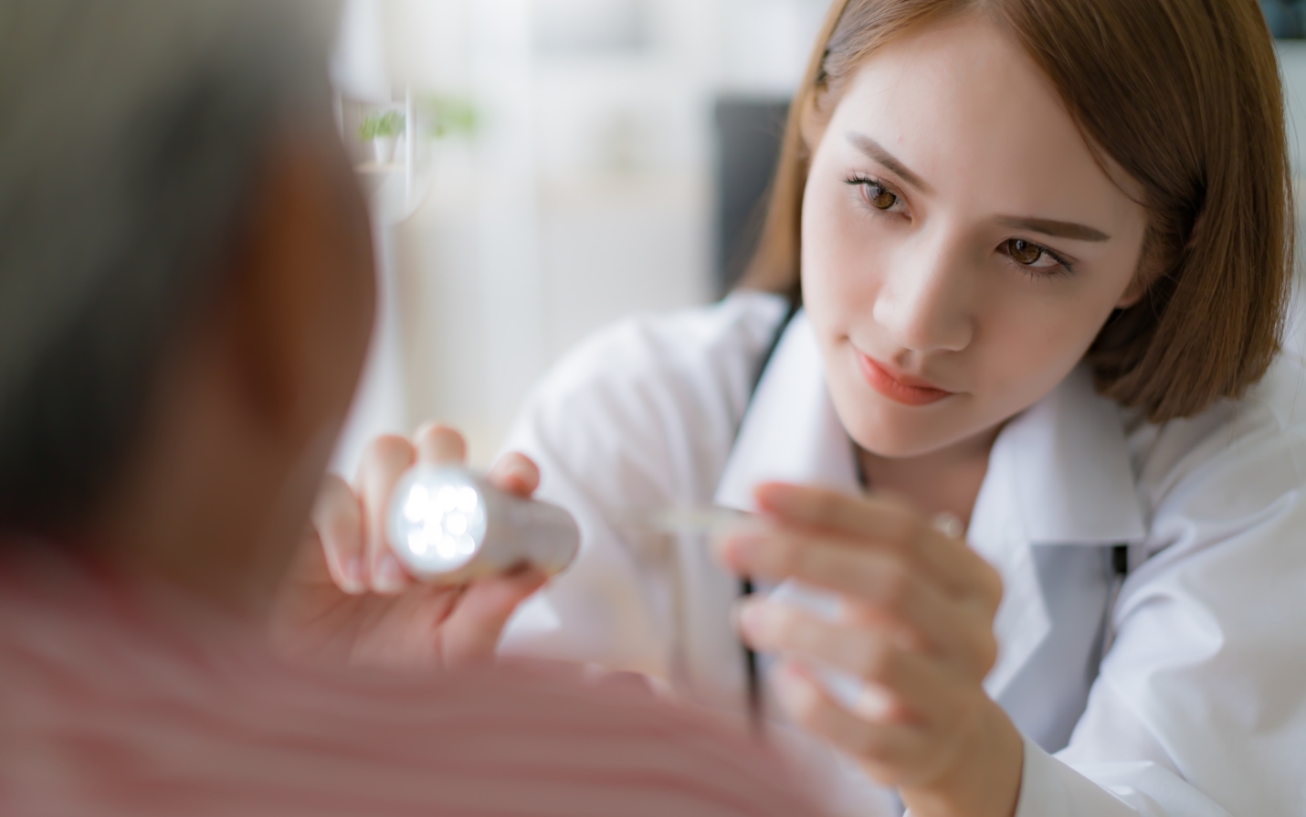 Người bệnh nên đến bác sĩ thăm khám để được kiểm tra và có chỉ định phù hợp